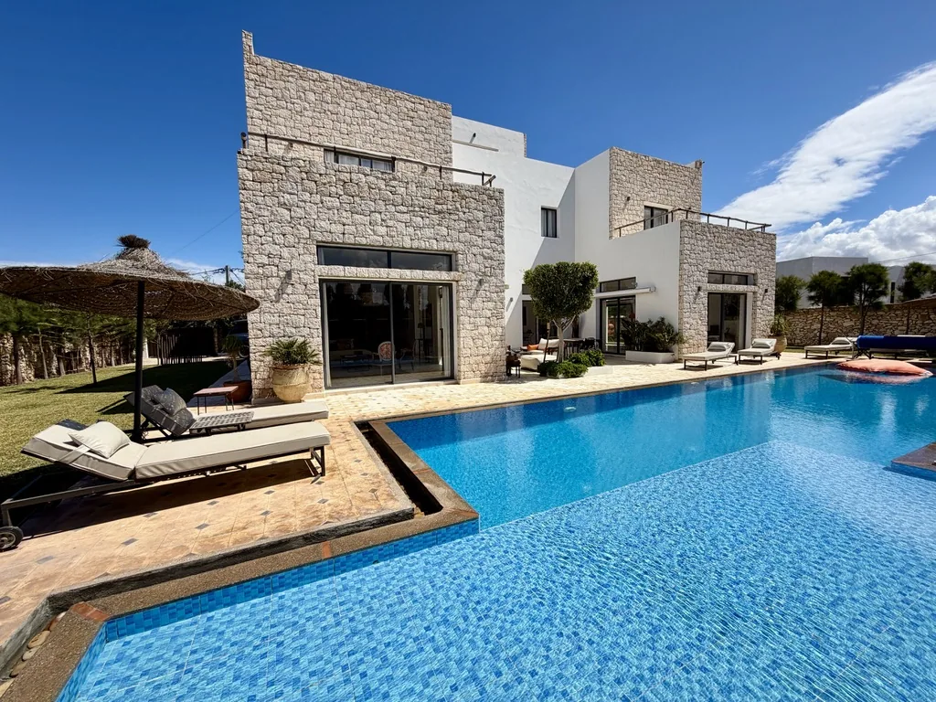 Vue générale de la Villa Dar Essa et de sa piscine