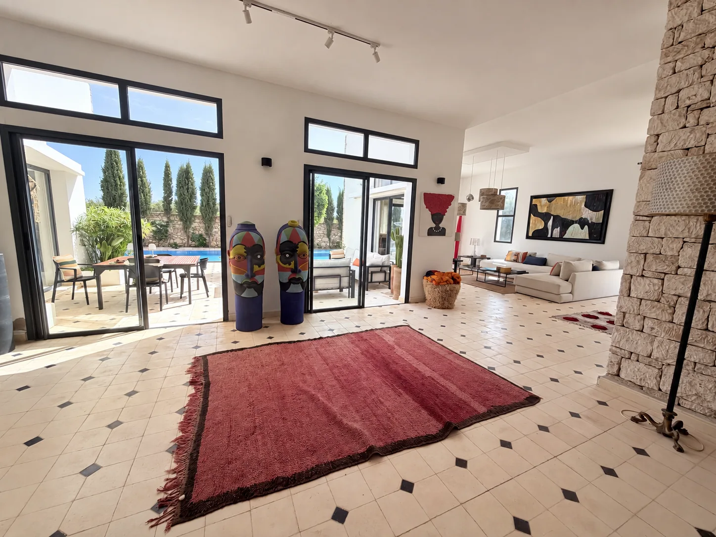 Salon ouvert sur la terrasse de la Villa Dar Essa
