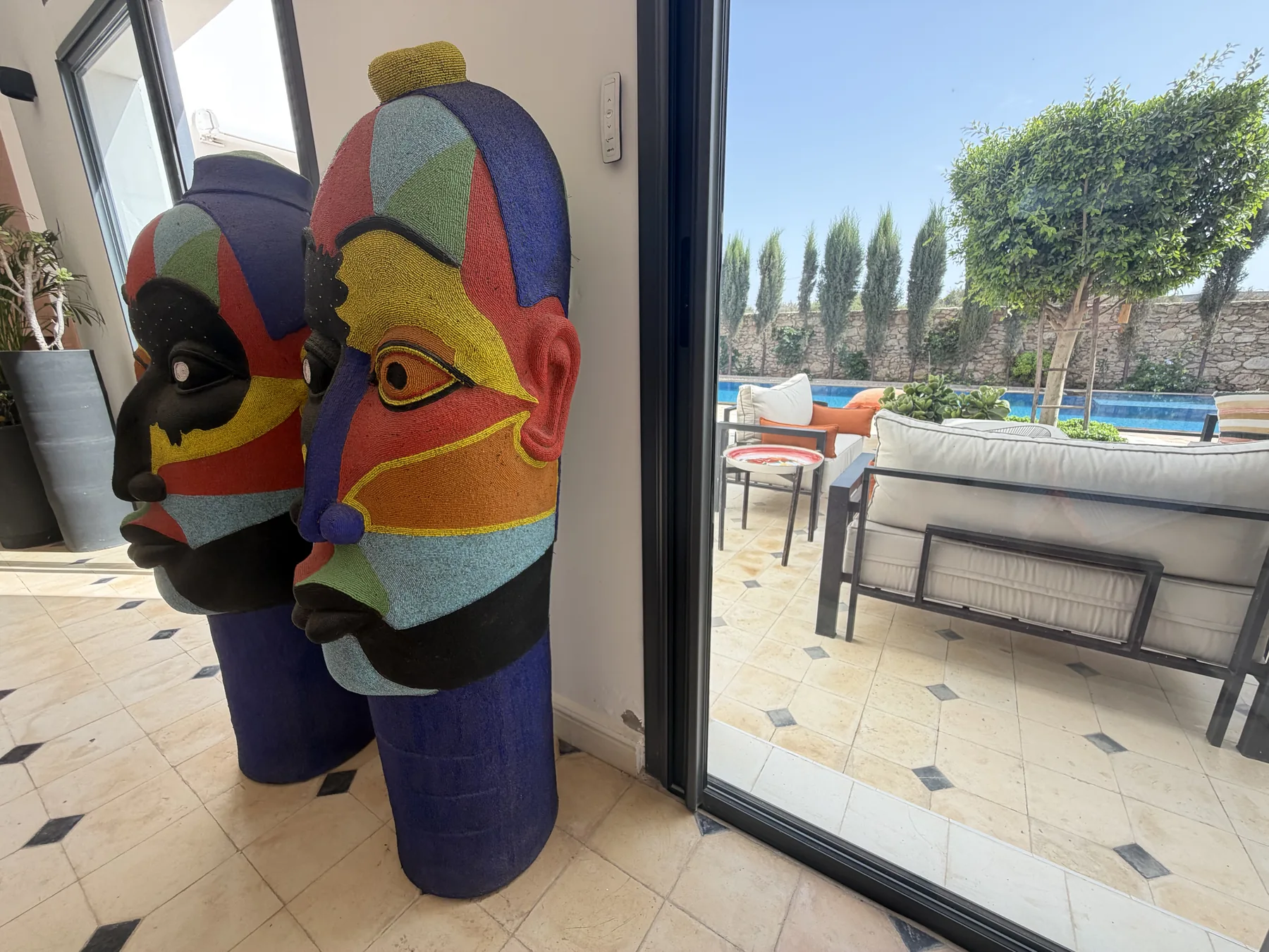 De l’intérieur vers la terrasse et la piscine