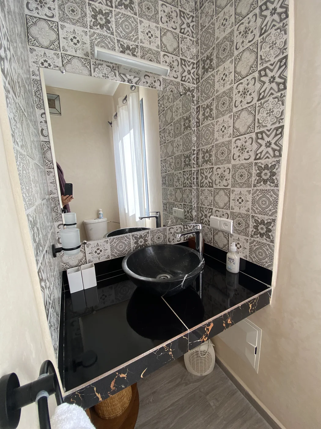 Salle d’eau de la chambre noir et blanc