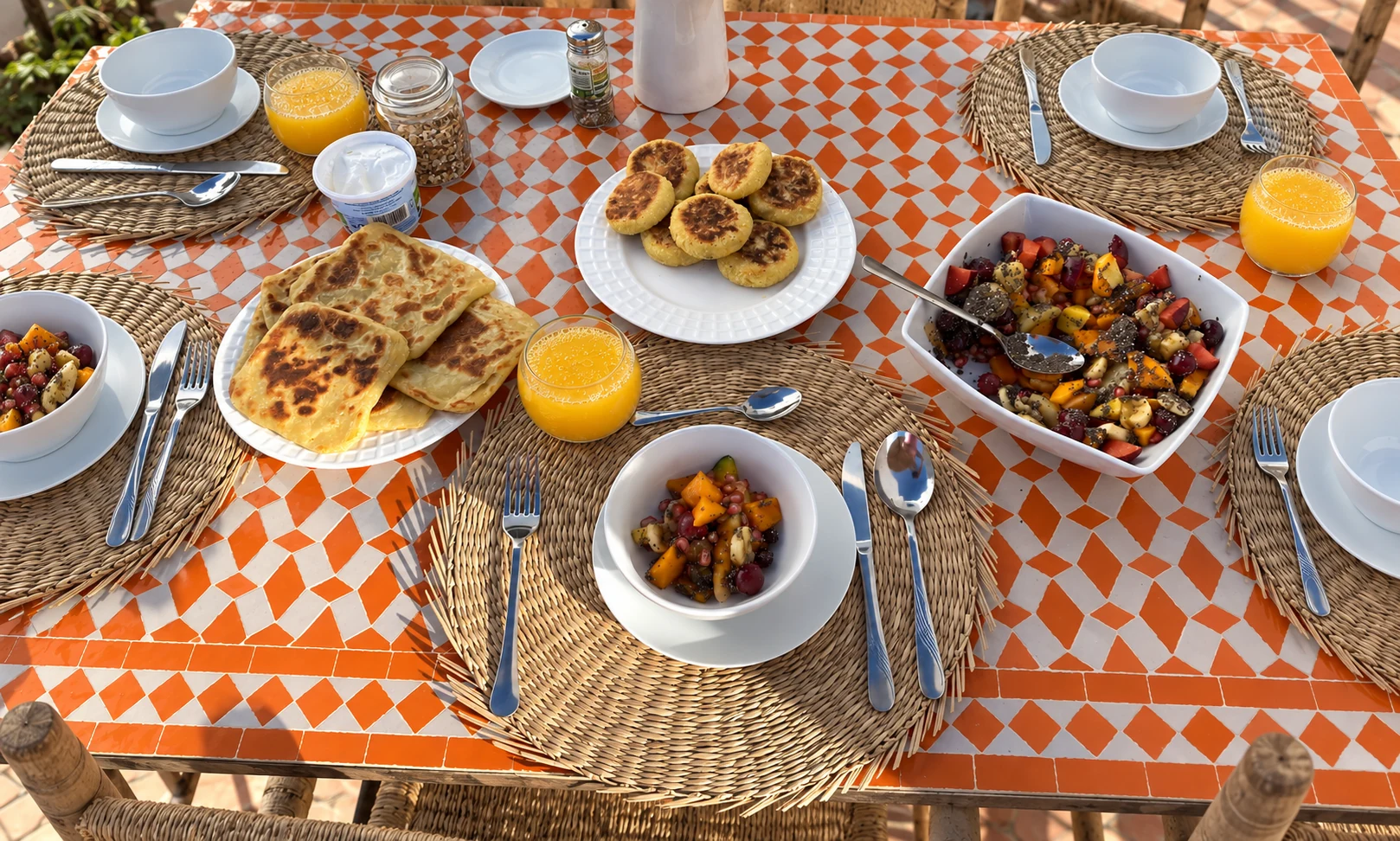 Table en zellige sur la terrasse