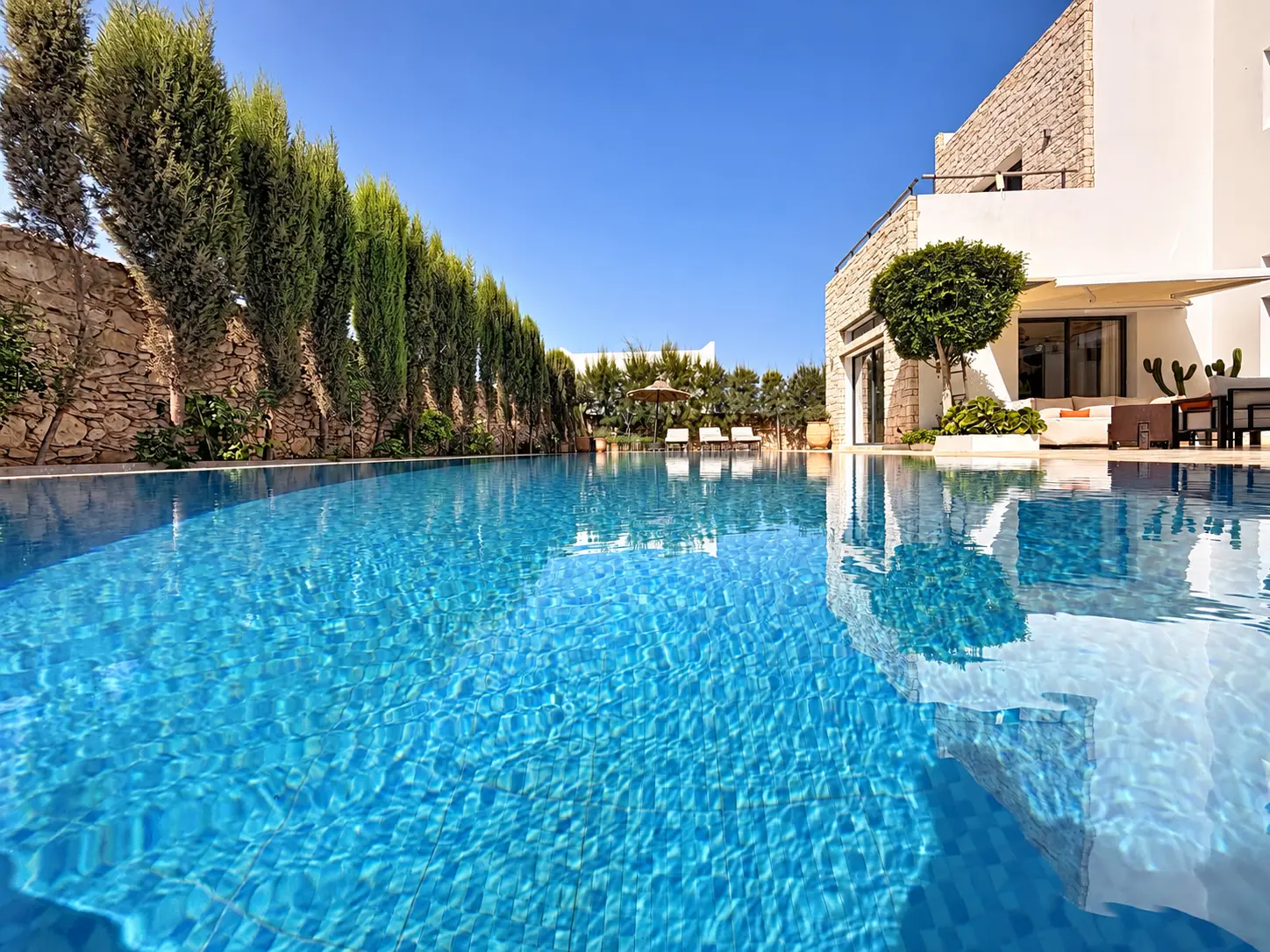 Piscine à débordement photographiée au ras de l’eau