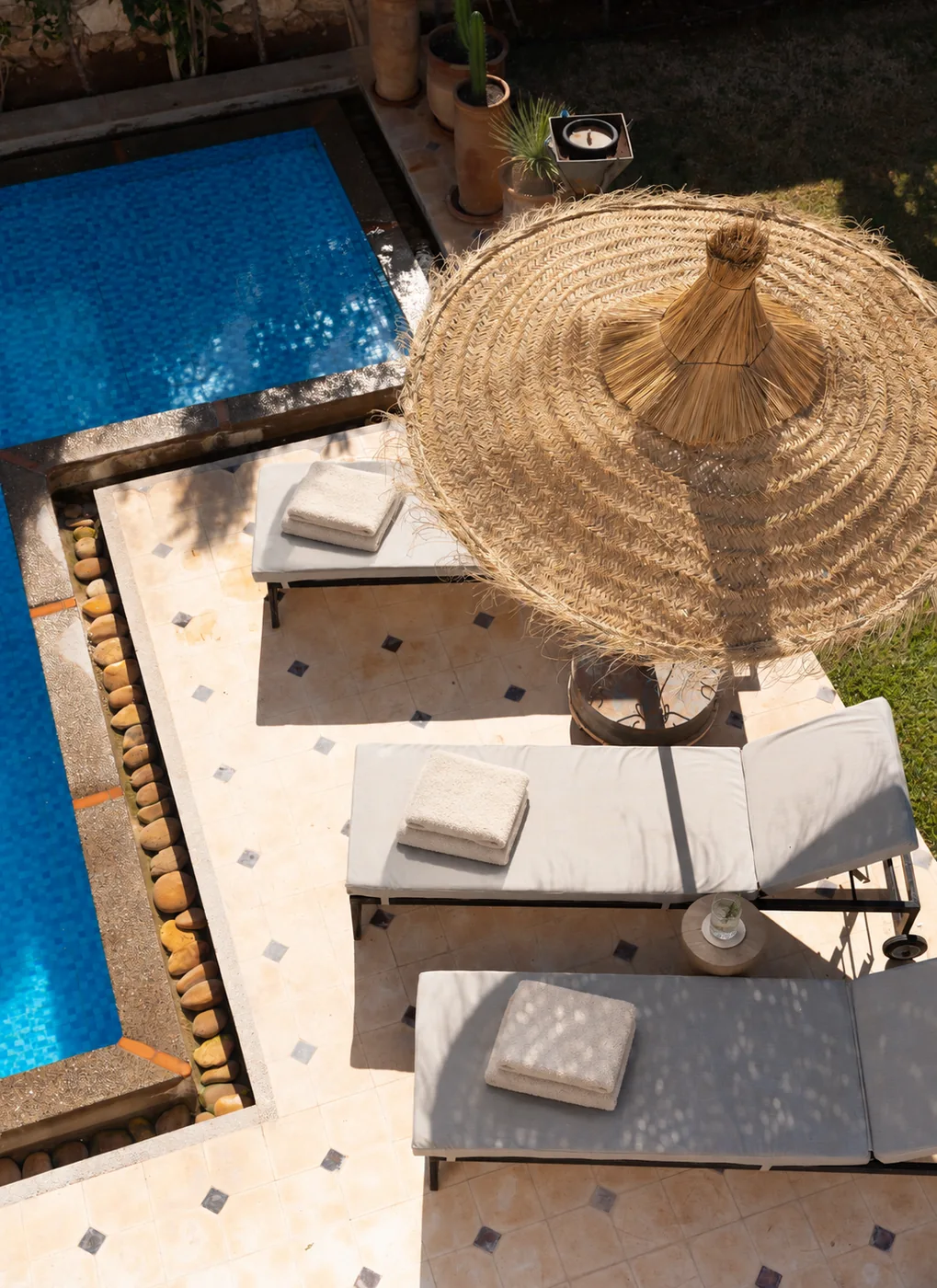 Transats au bord de la piscine
