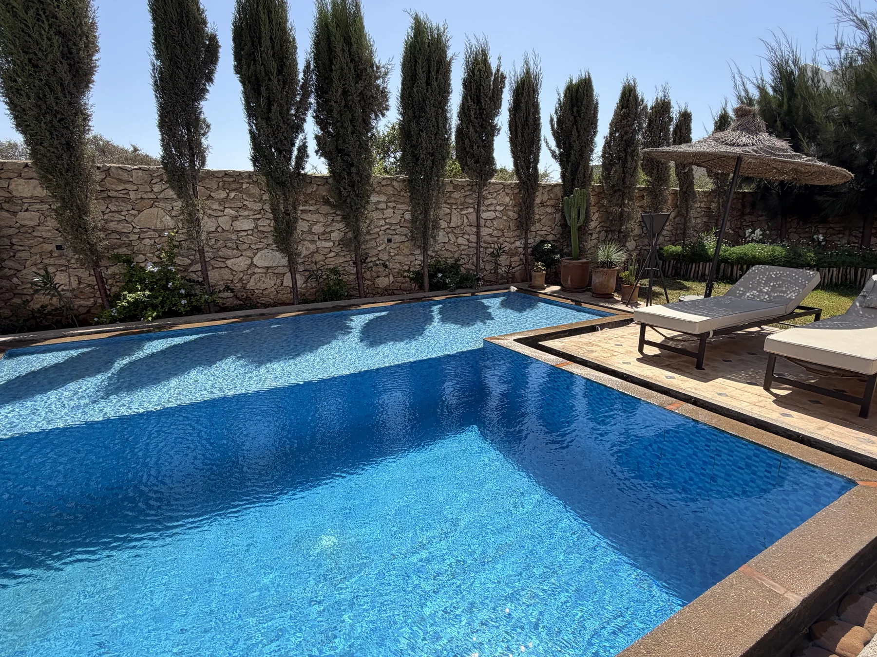 La piscine privée dans le jardin